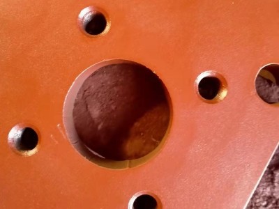 工業(yè)用板式換熱器夾緊板的噴漆工藝，對設(shè)備也是至關(guān)重要的